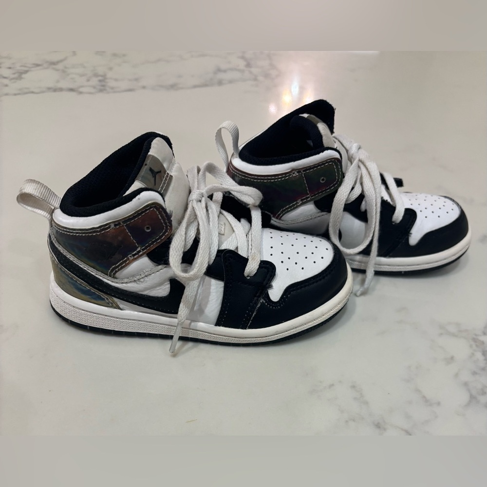 Boys Jordan Mid 1